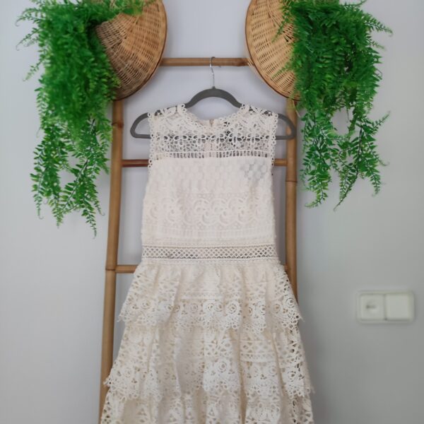 Vestido corto de encaje con volantes