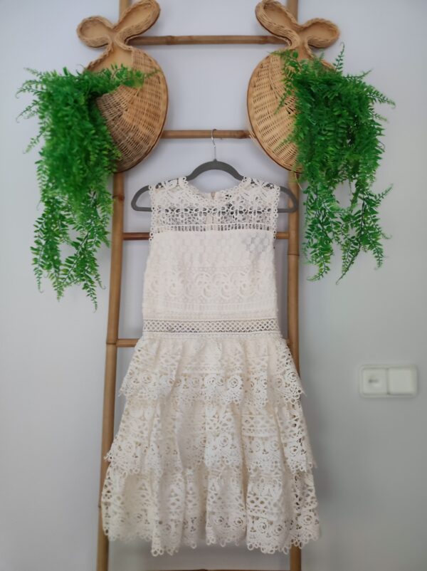Vestido corto de encaje con volantes