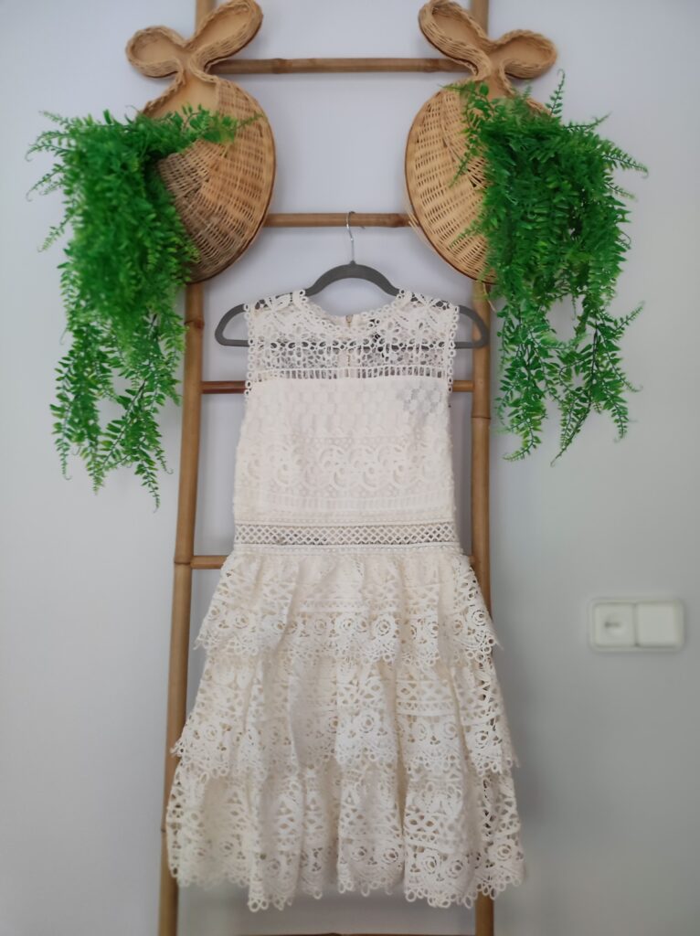 Vestido corto de encaje con volantes